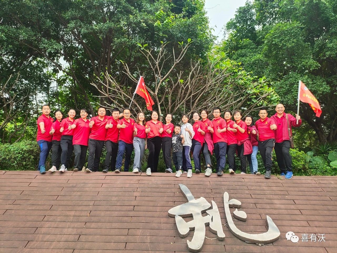 　　中途，大家補給能量的地點也是選擇觀景位置極佳的地方，開心就餐的同時還能觀景。